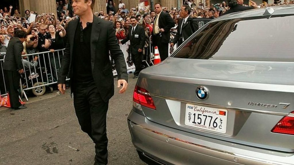 2007-32800-brad-pitt-arriving-to-the-ocean-s-13-premiere-in-a-bmw-hydrogen-71