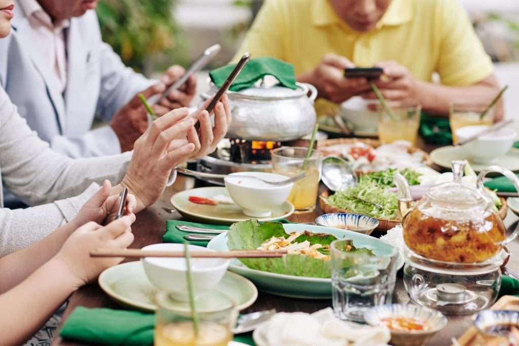 family-members-with-phones