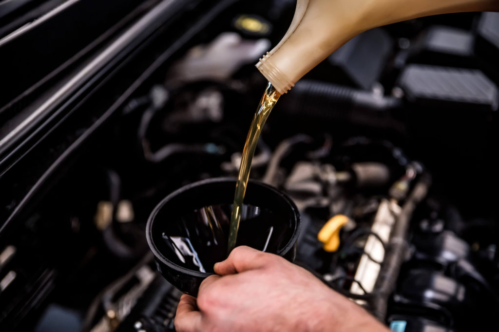 What Motor Oil Is Best For Hot Summers and Cold Winters? Add Engine Oil When Hot Or Cold